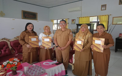 Kepala SMKN 1 Gorontalo Utara Serahkan SK PPPK Paruh Waktu untuk Guru dan Tenaga Administrasi